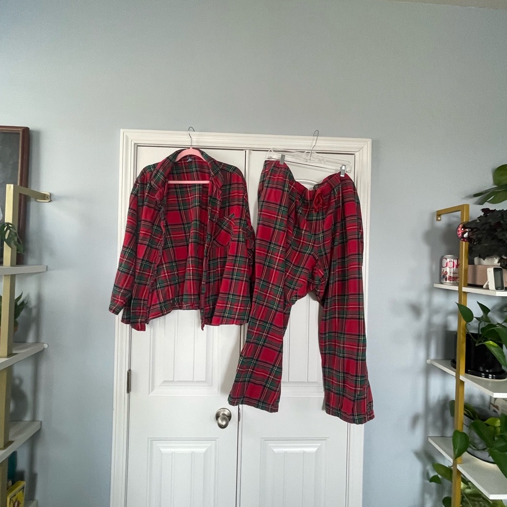 🎄Old Navy 4X Red and Green Plaid Pajama Set
